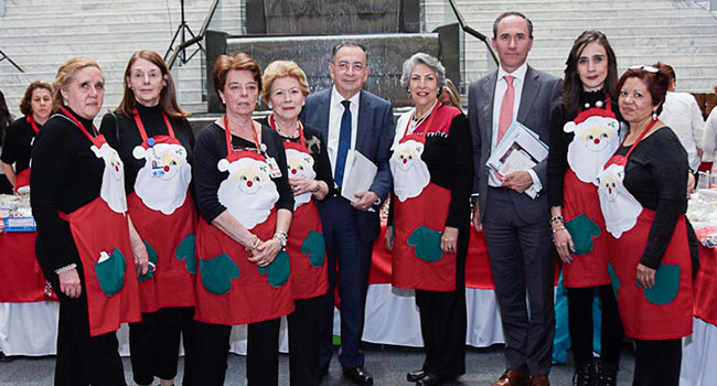 Integrantes del voluntariado con directivos de Médica Sur